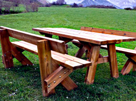 Conjunto de bancos y mesa.